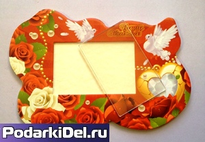 Картонный магнит "Красный фон, розы, голуби, бусинки" (138х94мм)
